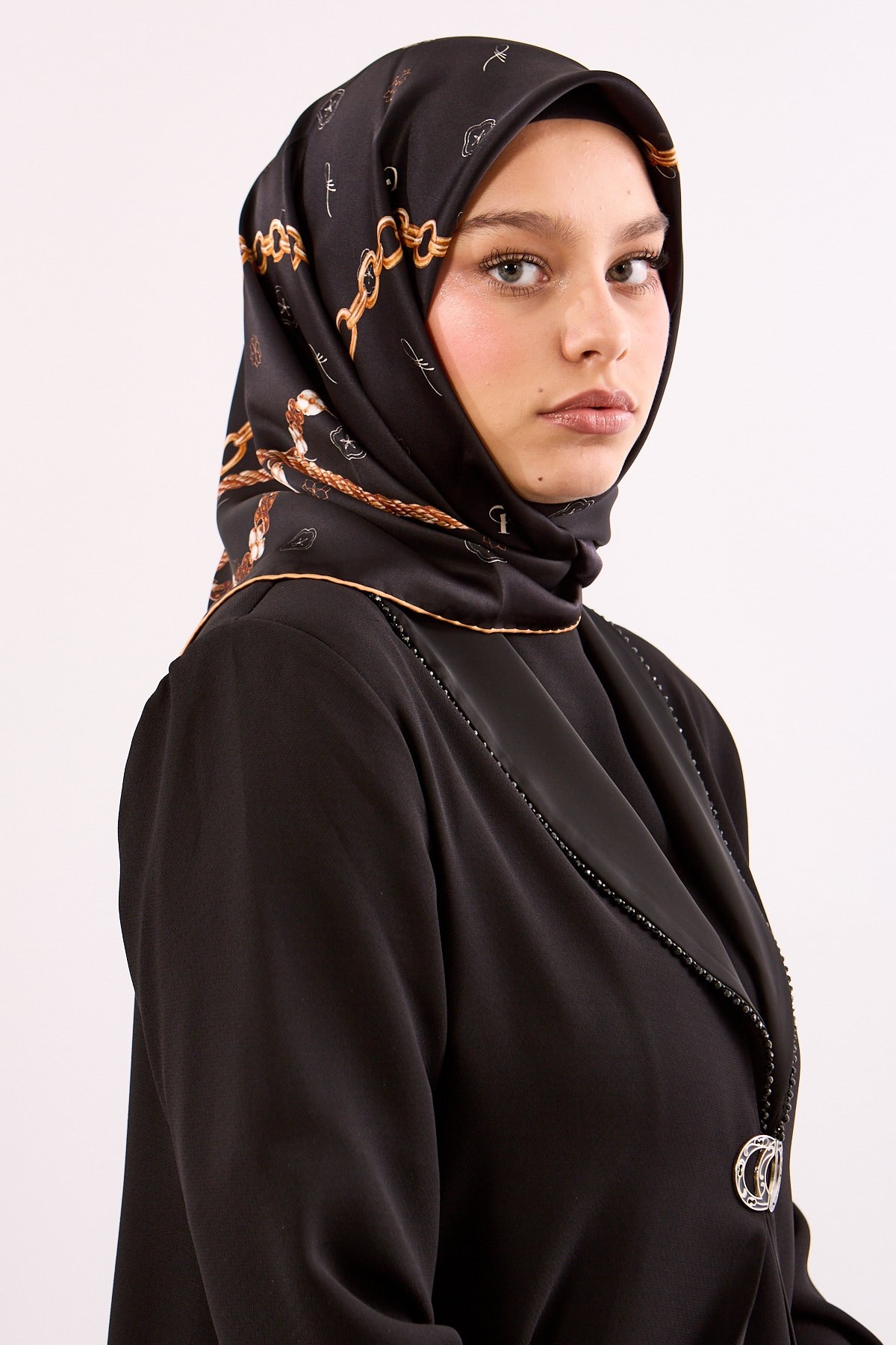 4638 İpek Eşarp Sura Kumaş Zincir Logo - Siyah Gold