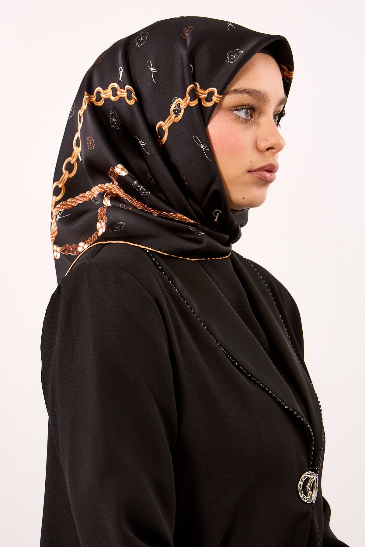 4638 İpek Eşarp Sura Kumaş Zincir Logo - Siyah Gold