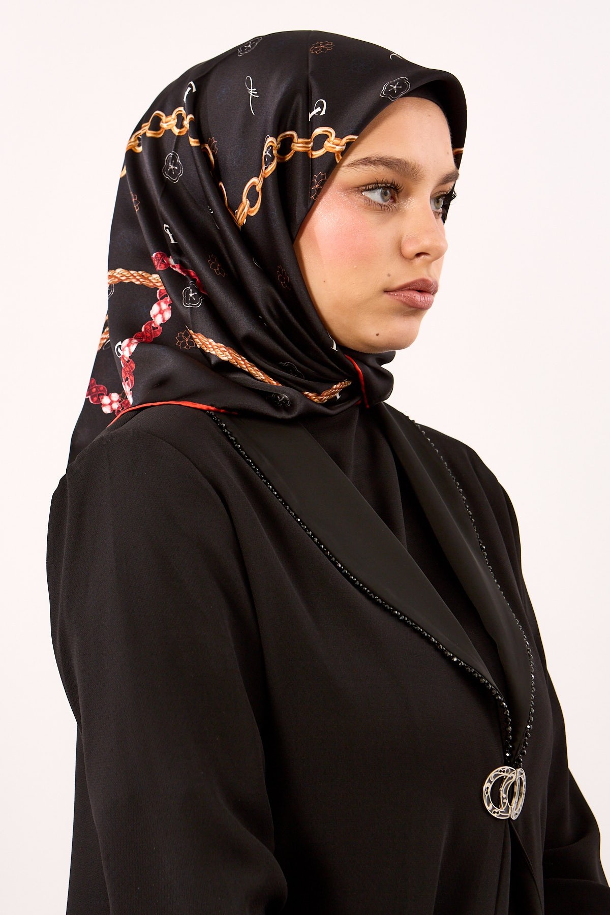 4638 İpek Eşarp Sura Kumaş Zincir Logo - Siyah Kırmızı