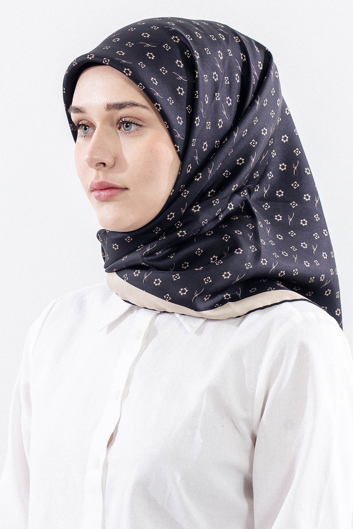 4639 İpek Eşarp Twill Kumaş Monogram - Siyah Gold