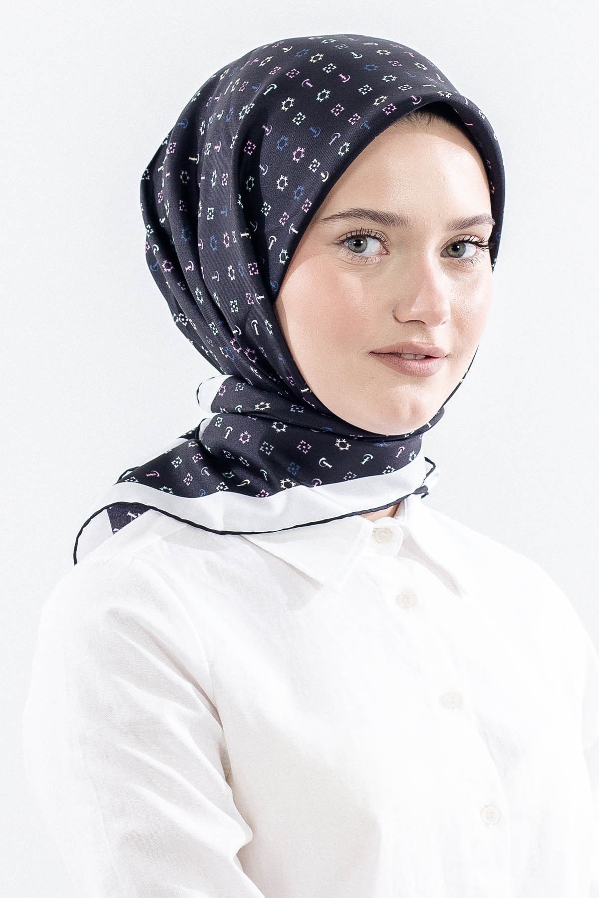 4639 İpek Eşarp Twill Kumaş Monogram - Siyah Renkli