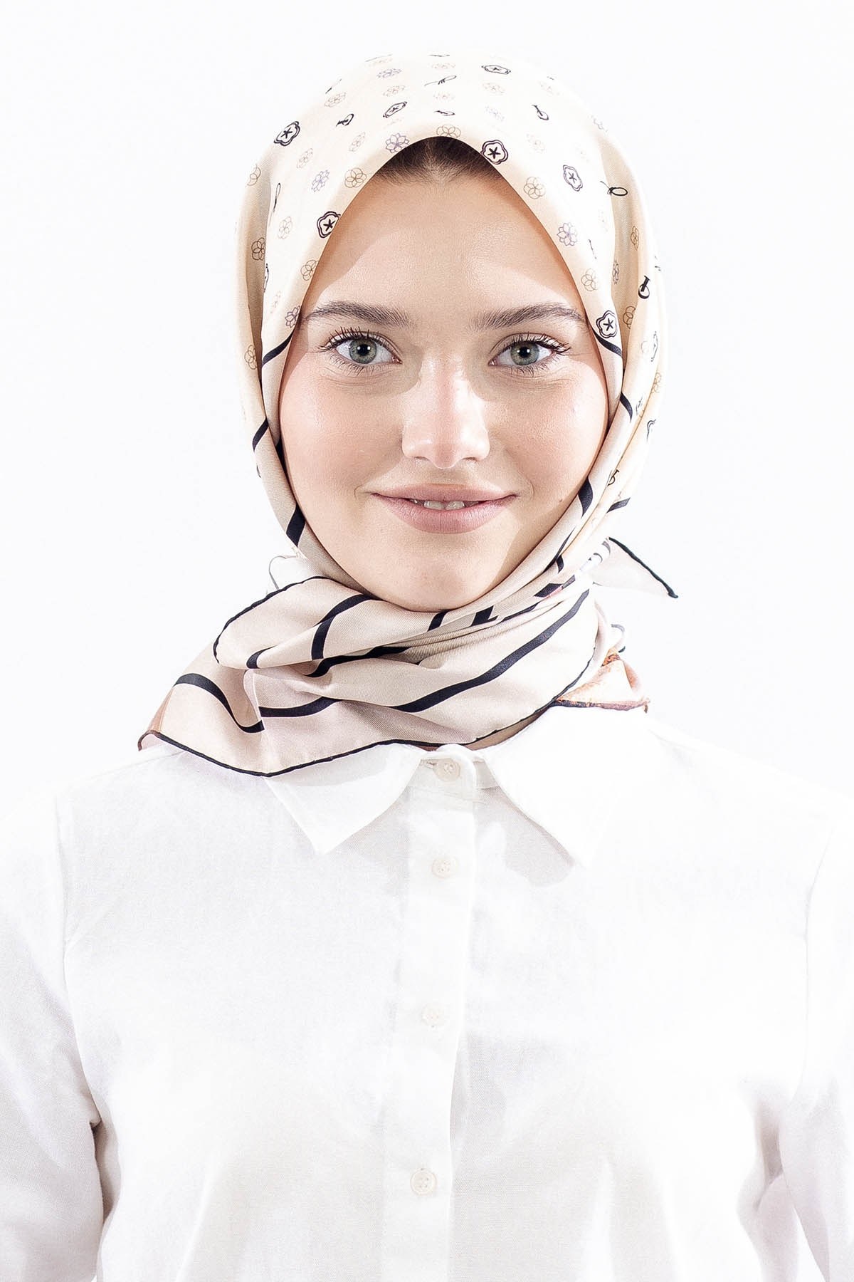 6795 İpek Eşarp Twill Kumaş Logo Çiçek Desen - Siyah Krem