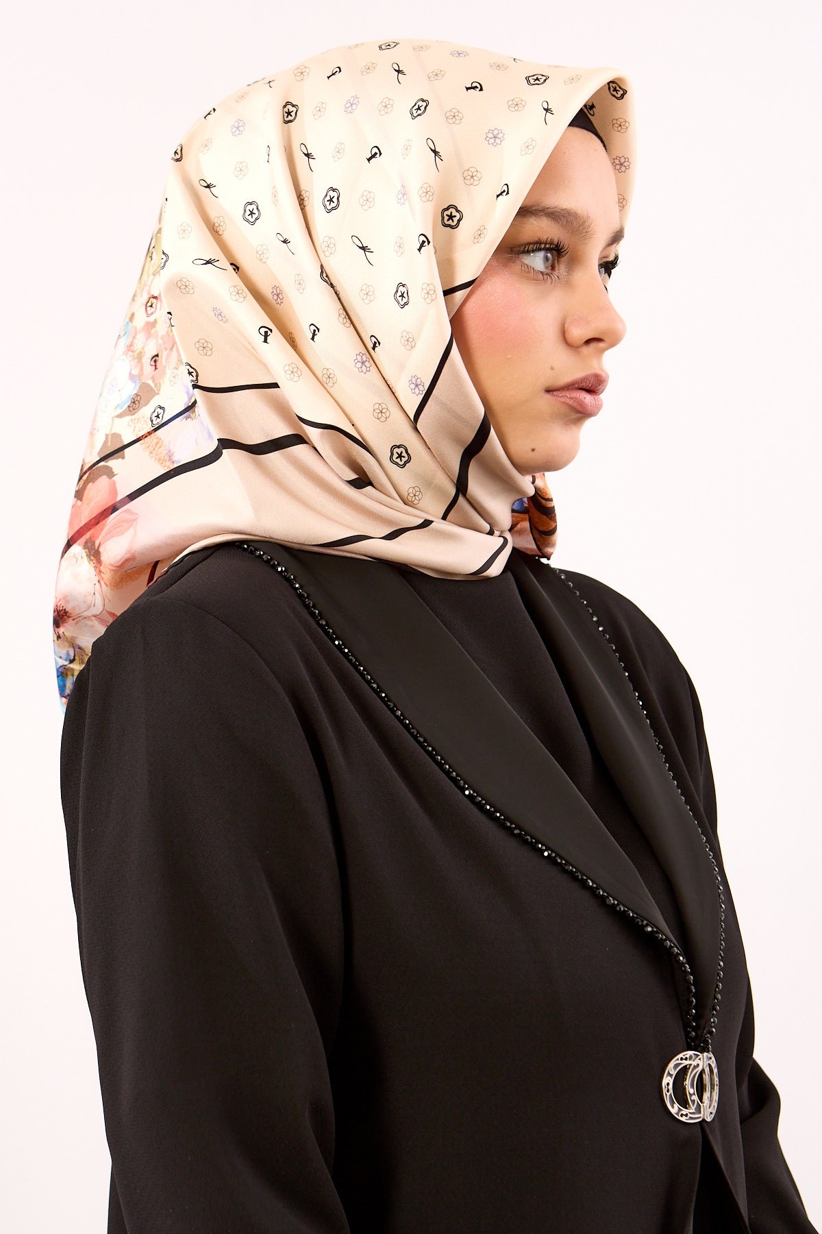 6795 İpek Eşarp Twill Kumaş Logo Çiçek Desen - Siyah Krem