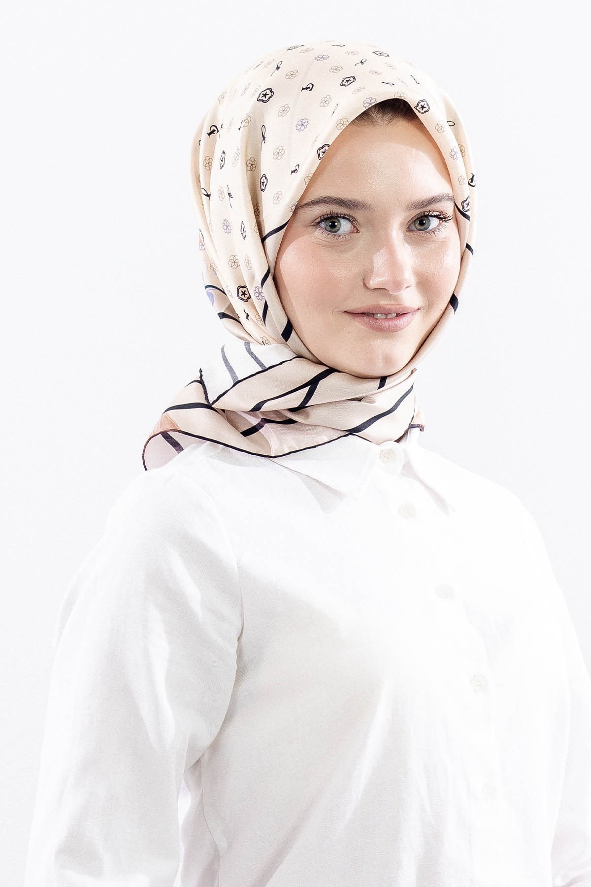 6795 İpek Eşarp Twill Kumaş Logo Çiçek Desen - Siyah Krem