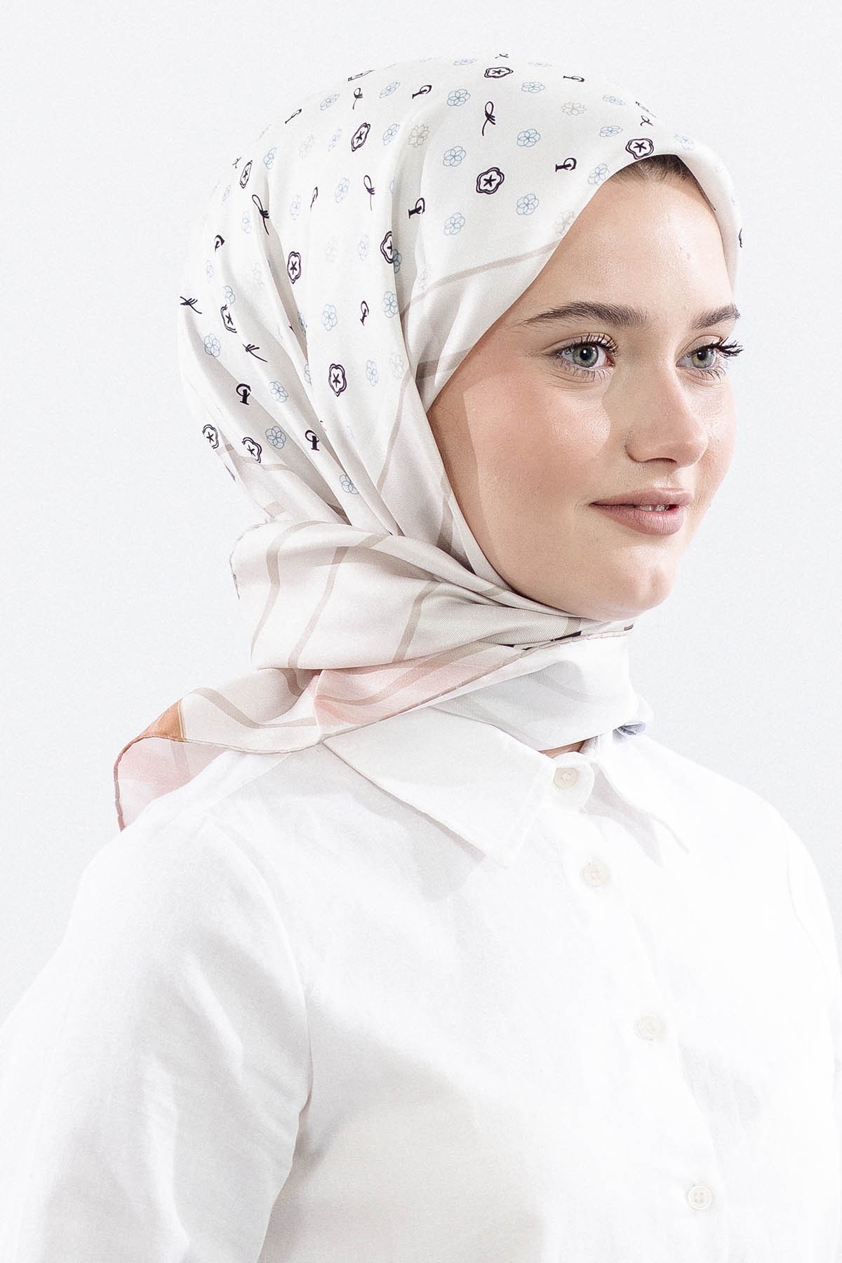 6795 İpek Eşarp Twill Kumaş Logo Çiçek Desen - Taş