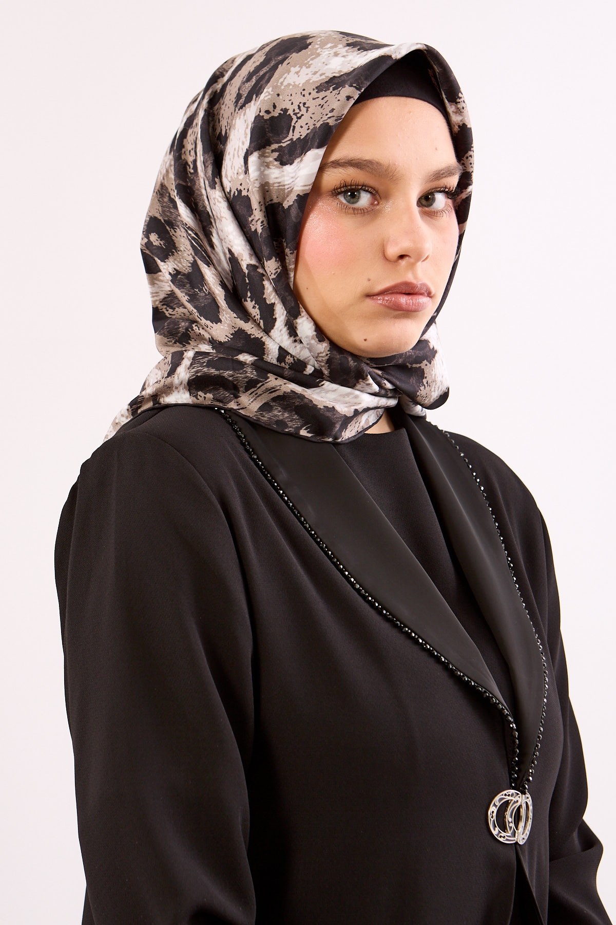 Dg11465 İpek Eşarp Twill Kumaş Leopar Desen - Siyah Gri