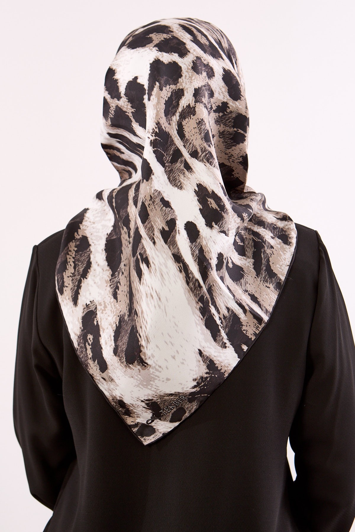 Dg11465 İpek Eşarp Twill Kumaş Leopar Desen - Siyah Gri
