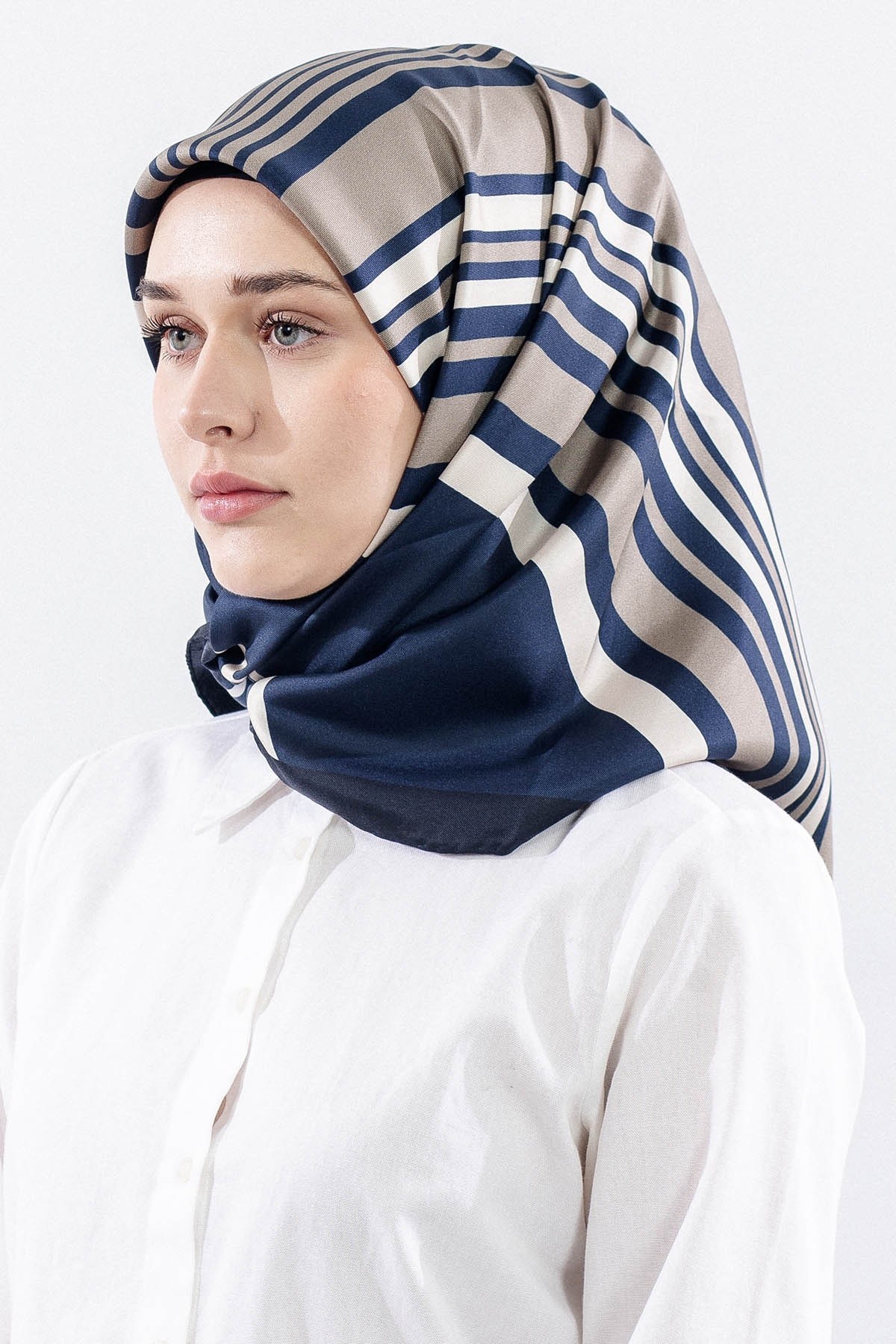 Dg13139 İpek Eşarp Çizgi Desen Twill Kumaş - Lacivert Taş