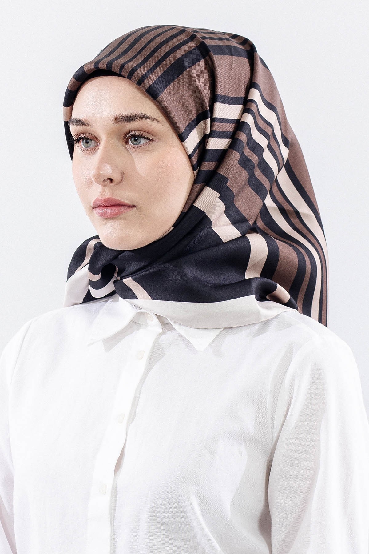 Dg13139 İpek Eşarp Çizgi Desen Twill Kumaş - Siyah Bej