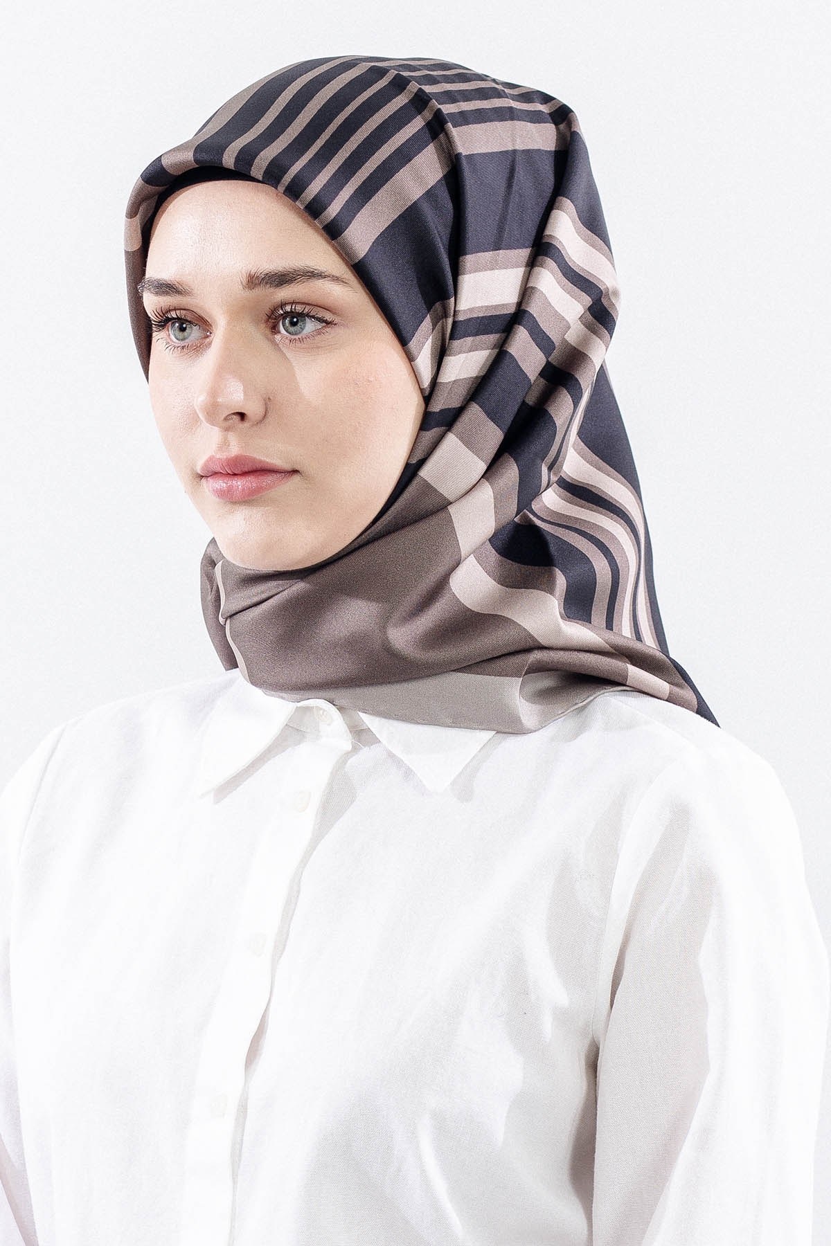 Dg13139 İpek Eşarp Çizgi Desen Twill Kumaş - Vizon