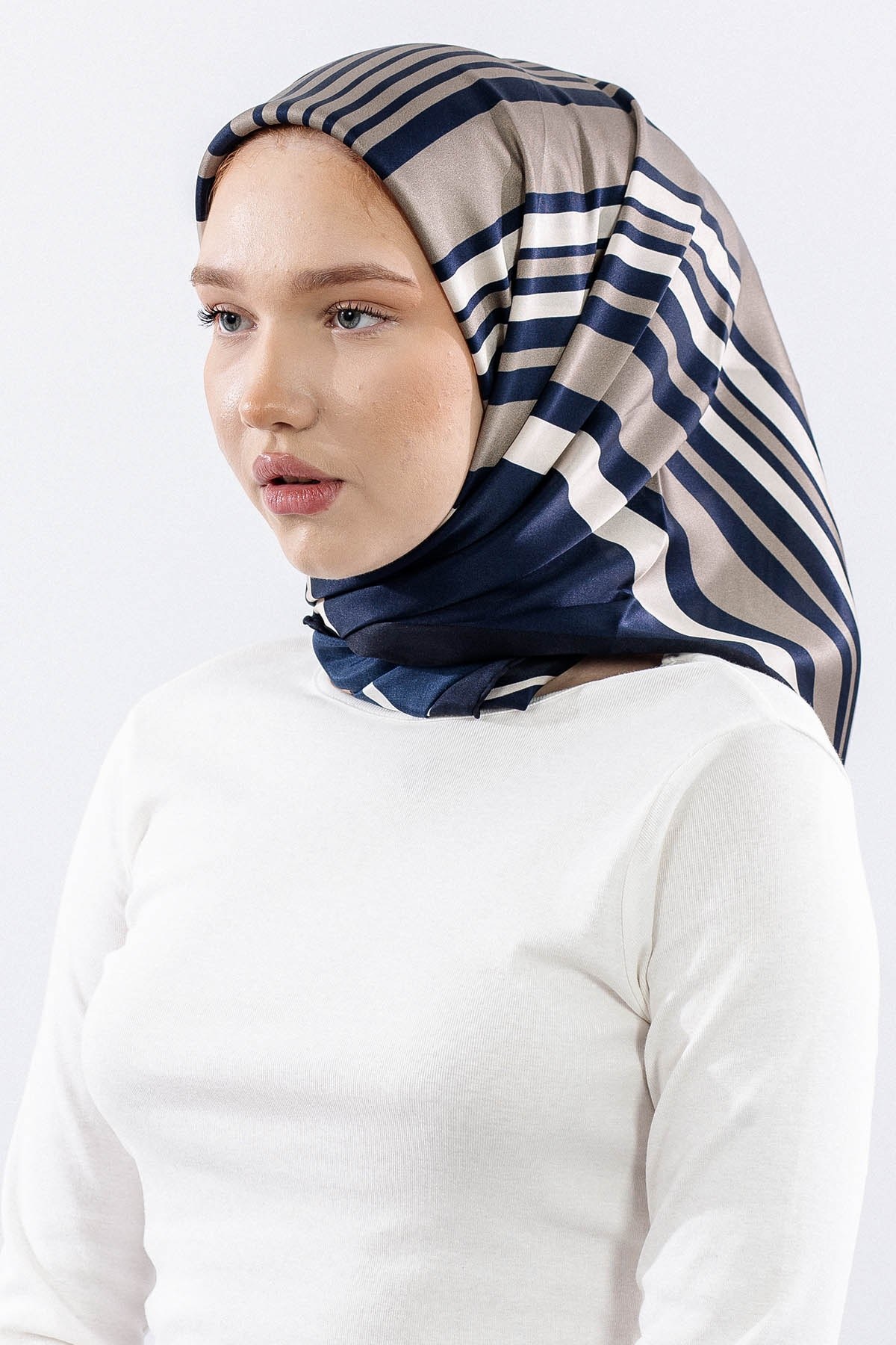 Dg13139 İpek Eşarp Çizgi Twill Kumaş - Lacivert Taş