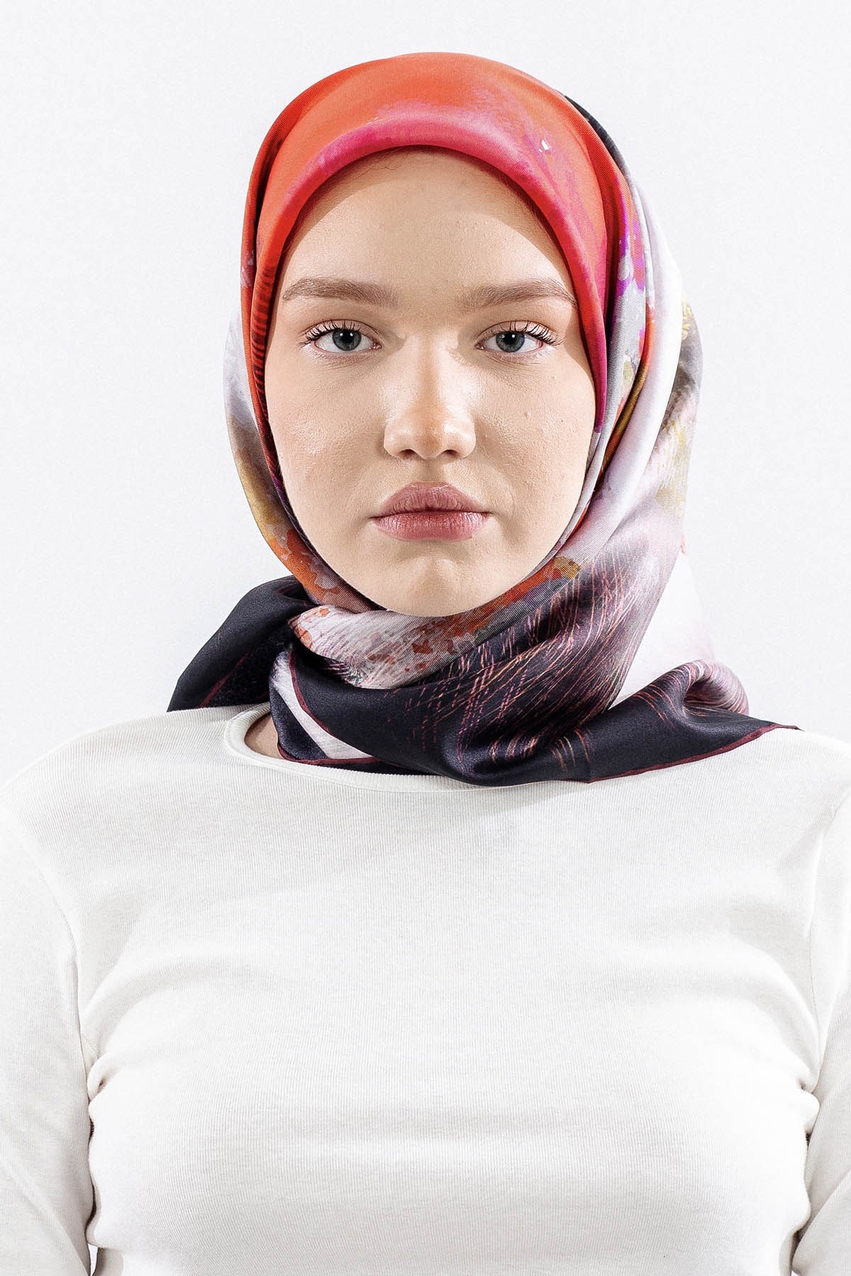 Dg14826 İpek Eşarp Flu Gül Twill Kumaş - Siyah Kırmızı