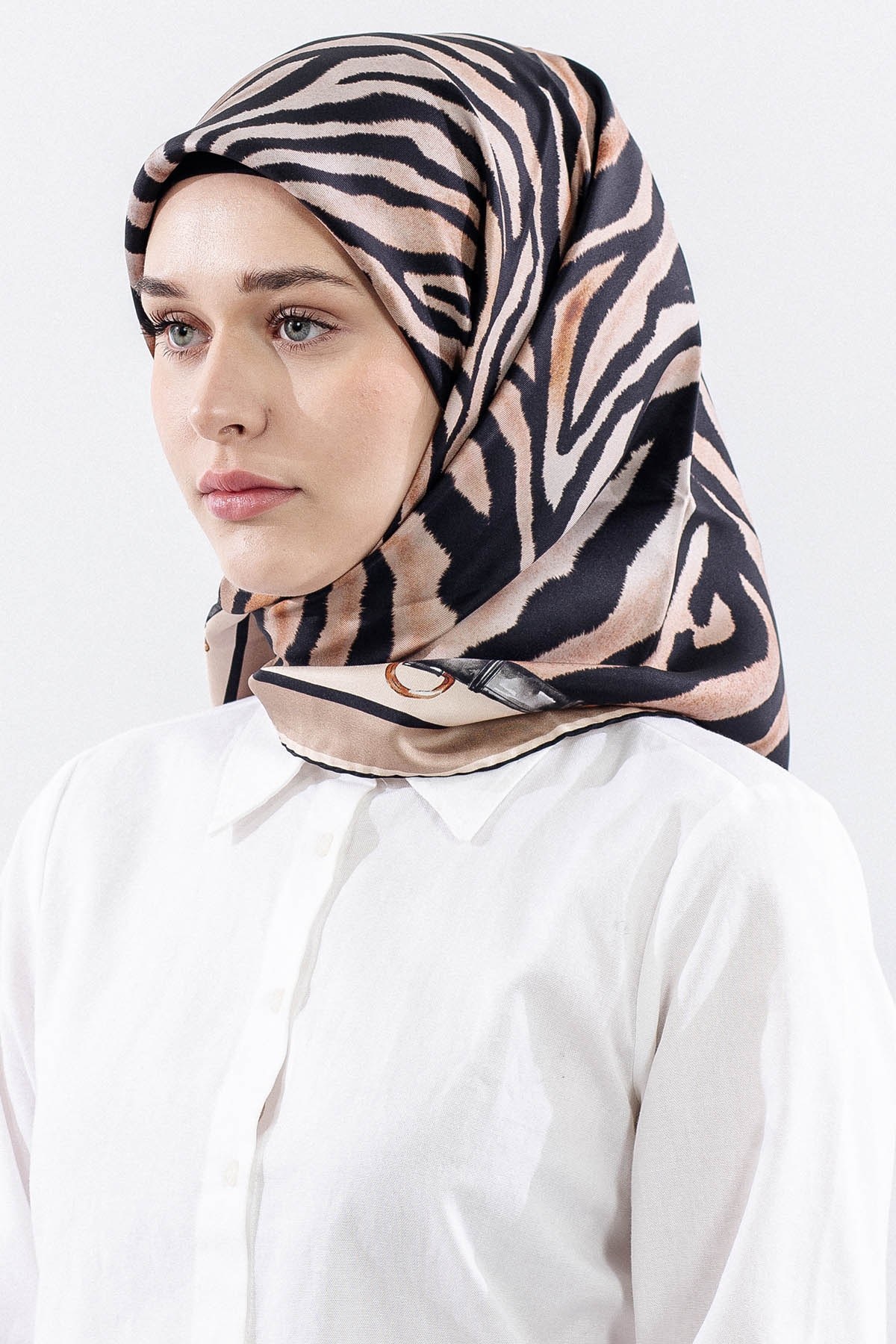 Dg14827 İpek Eşarp Twill Kumaş Zincir Zebra Desen - Siyah Vizon