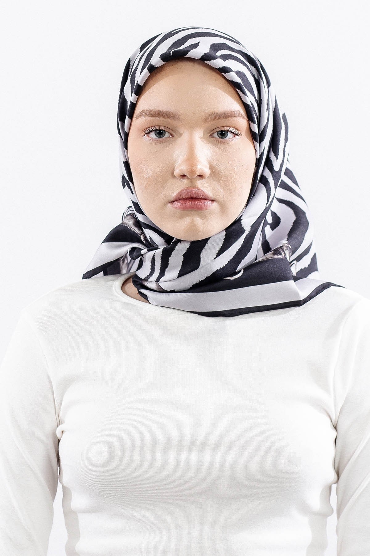 Dg14827 İpek Eşarp Zebra Desen Twill Kumaş - Gri