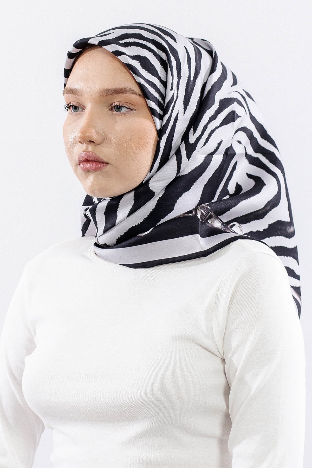 Dg14827 İpek Eşarp Zebra Desen Twill Kumaş - Gri
