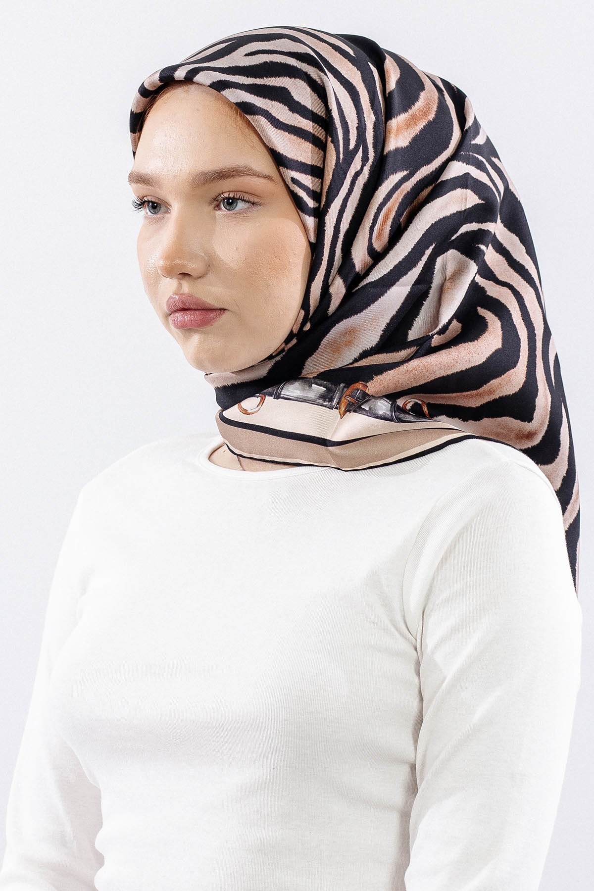 Dg14827 İpek Eşarp Zebra Desen Twill Kumaş - Siyah Vizon
