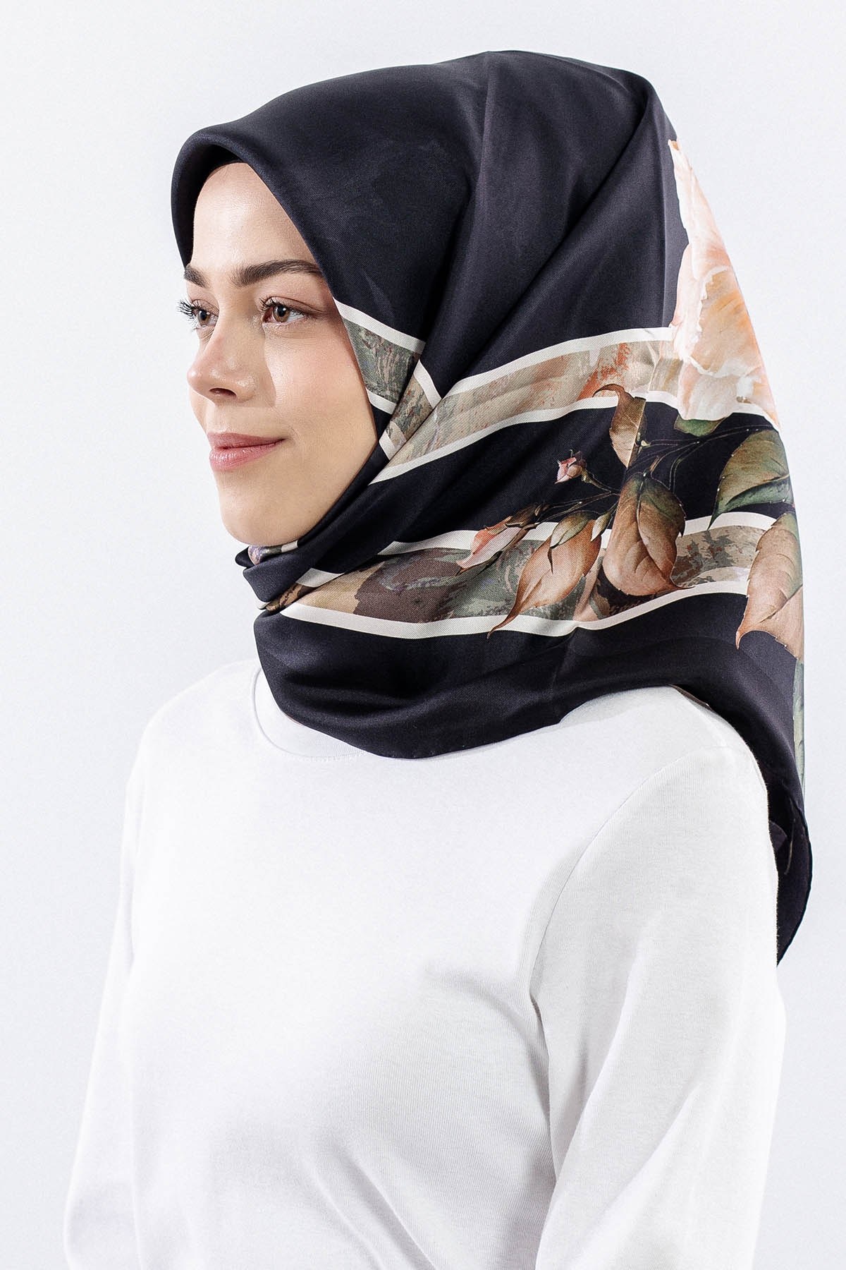 Dg18337 İpek Eşarp Çizgili Çiçek Twill Kumaş - Siyah Taş