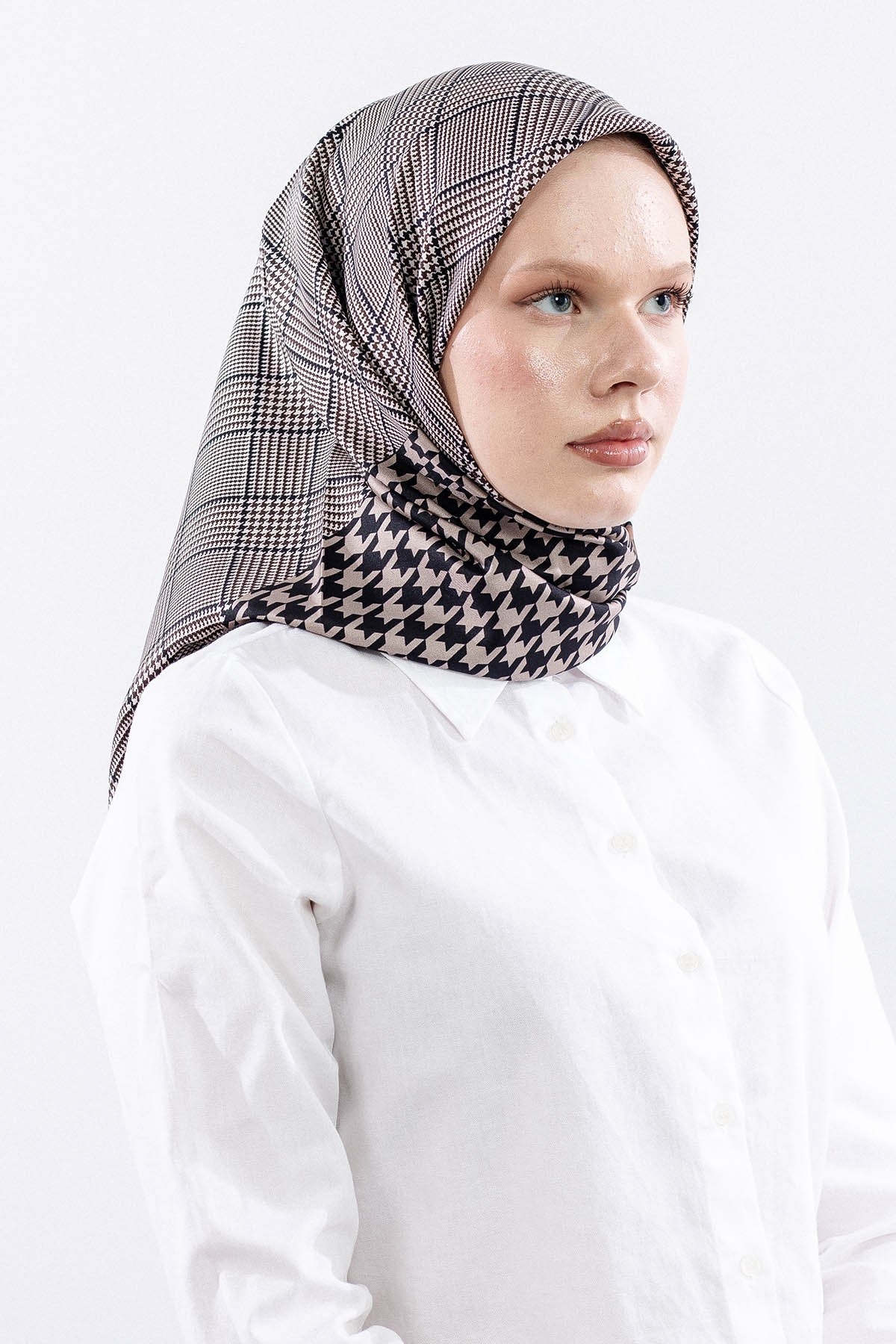 Dg7614 İpek Eşarp 90*90 Kazayağı Twill - Siyah Kahve