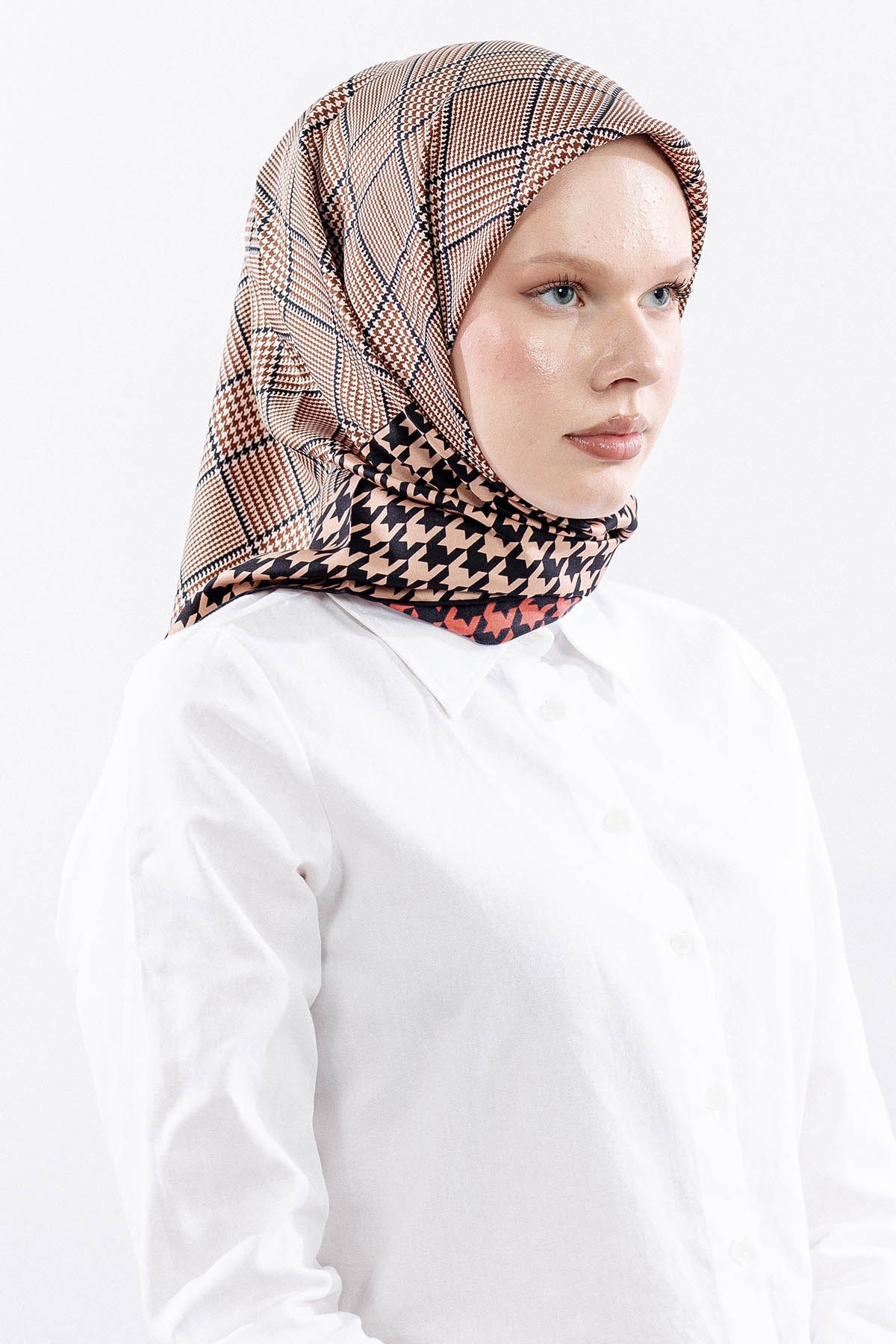 Dg7614 İpek Eşarp 90*90 Kazayağı Twill - Siyah Kırmızı