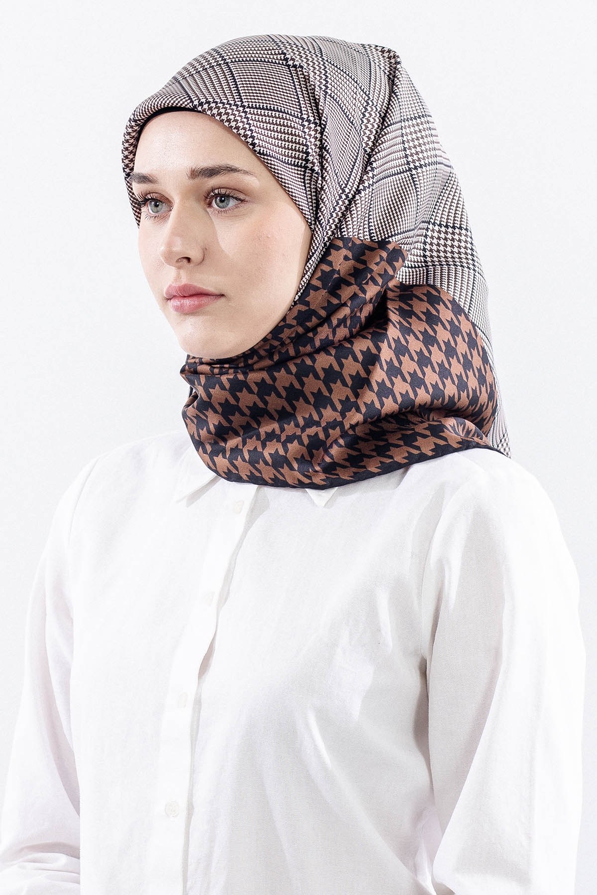 Dg7614 İpek Eşarp Kare Kazayağı Desen - Siyah Kahve