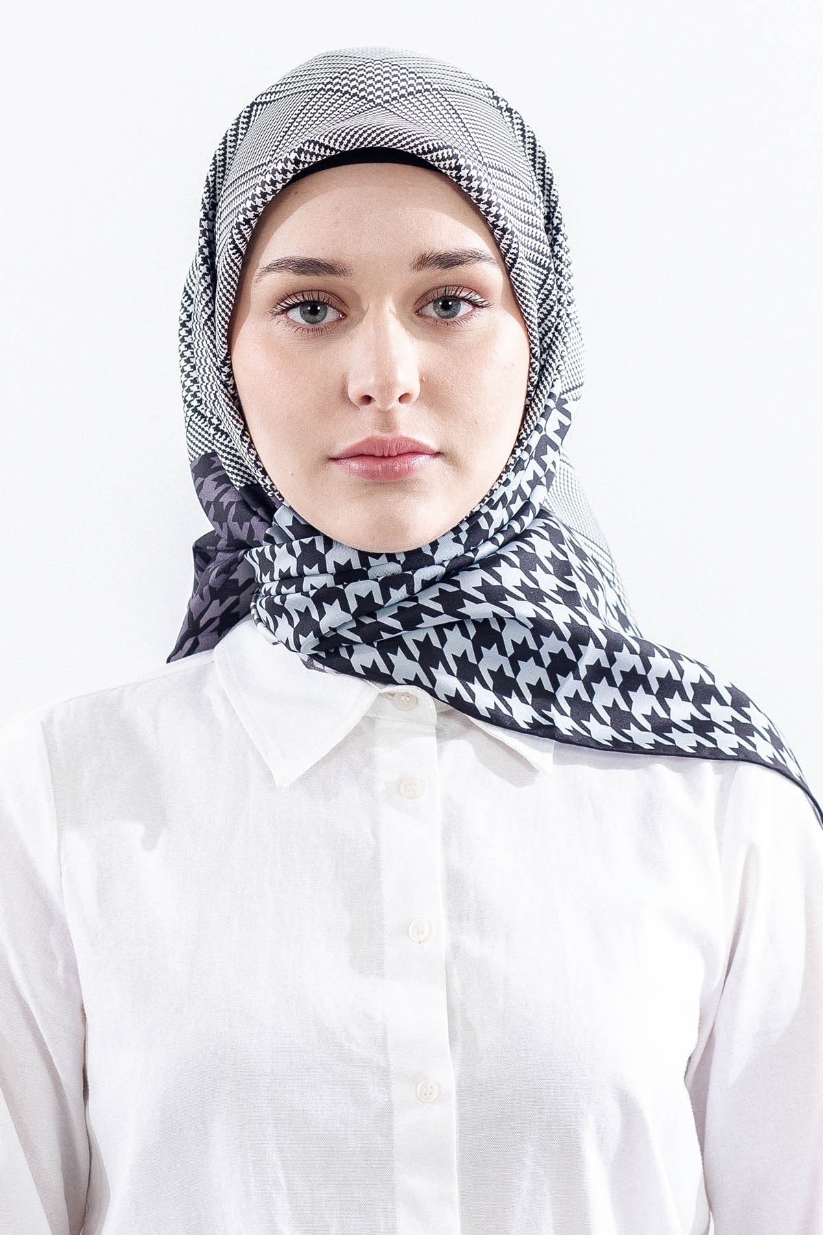 Dg7614 İpek Eşarp Kare Kazayağı Desen - Siyah Mürdüm