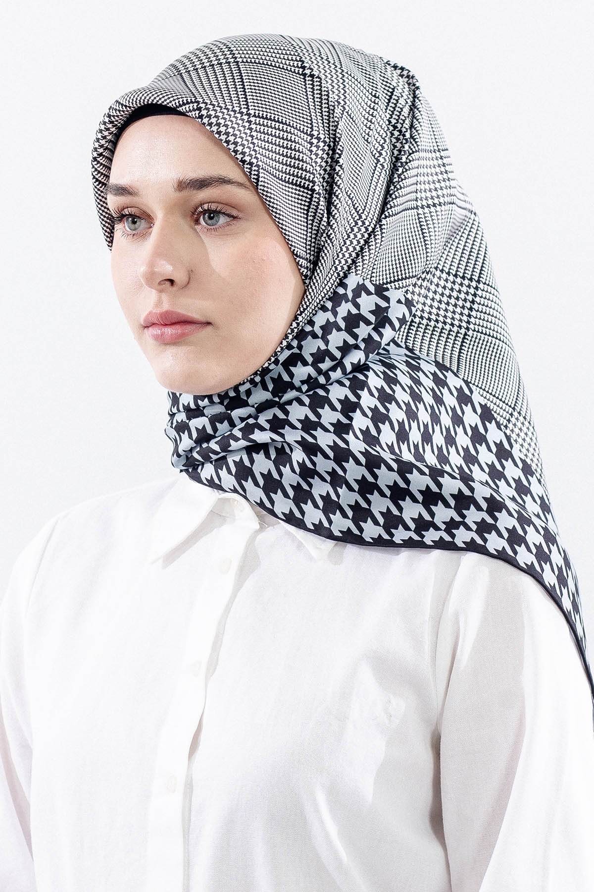 Dg7614 İpek Eşarp Kare Kazayağı Desen - Siyah Mürdüm