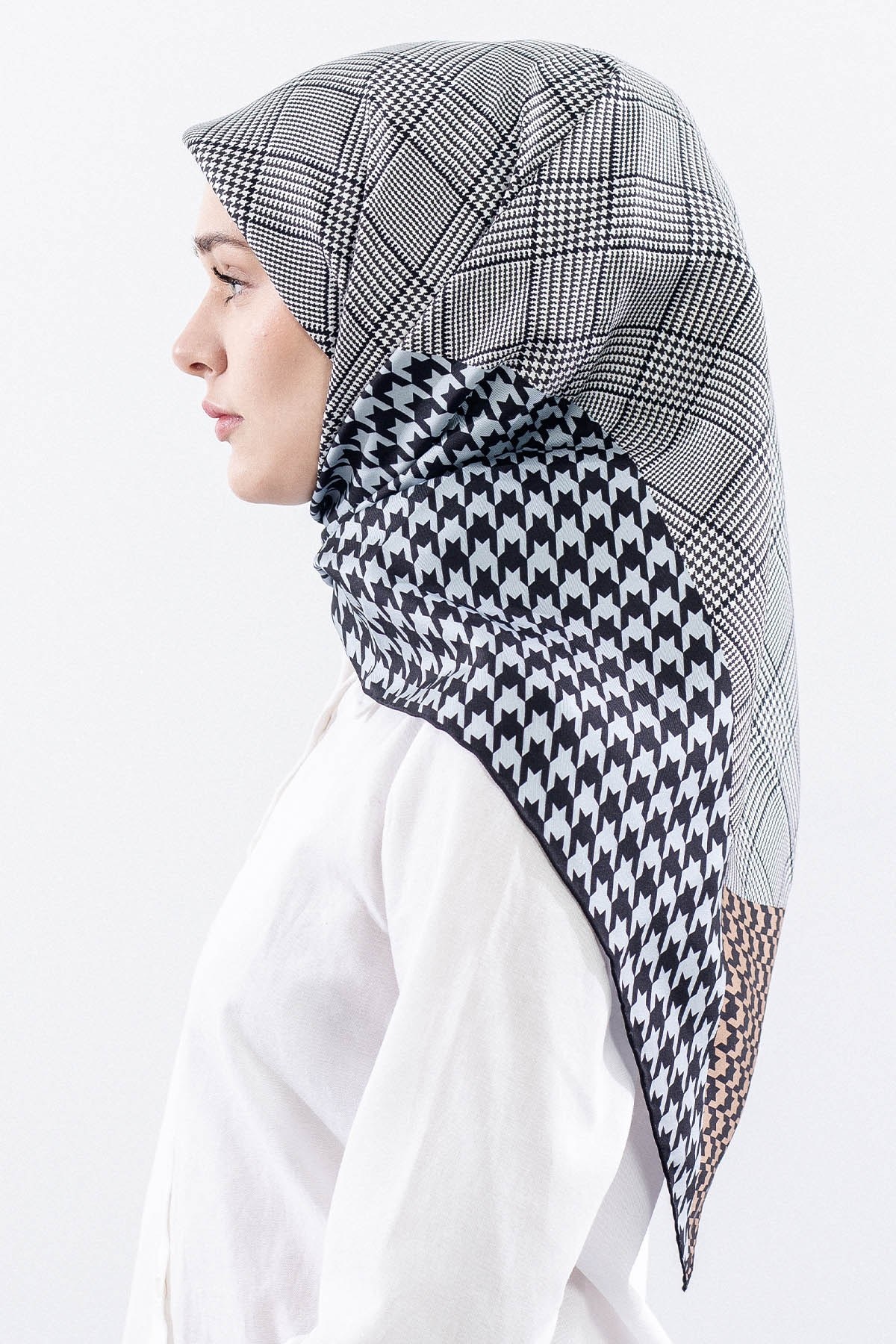 Dg7614 İpek Eşarp Kare Kazayağı Desen - Siyah Mürdüm
